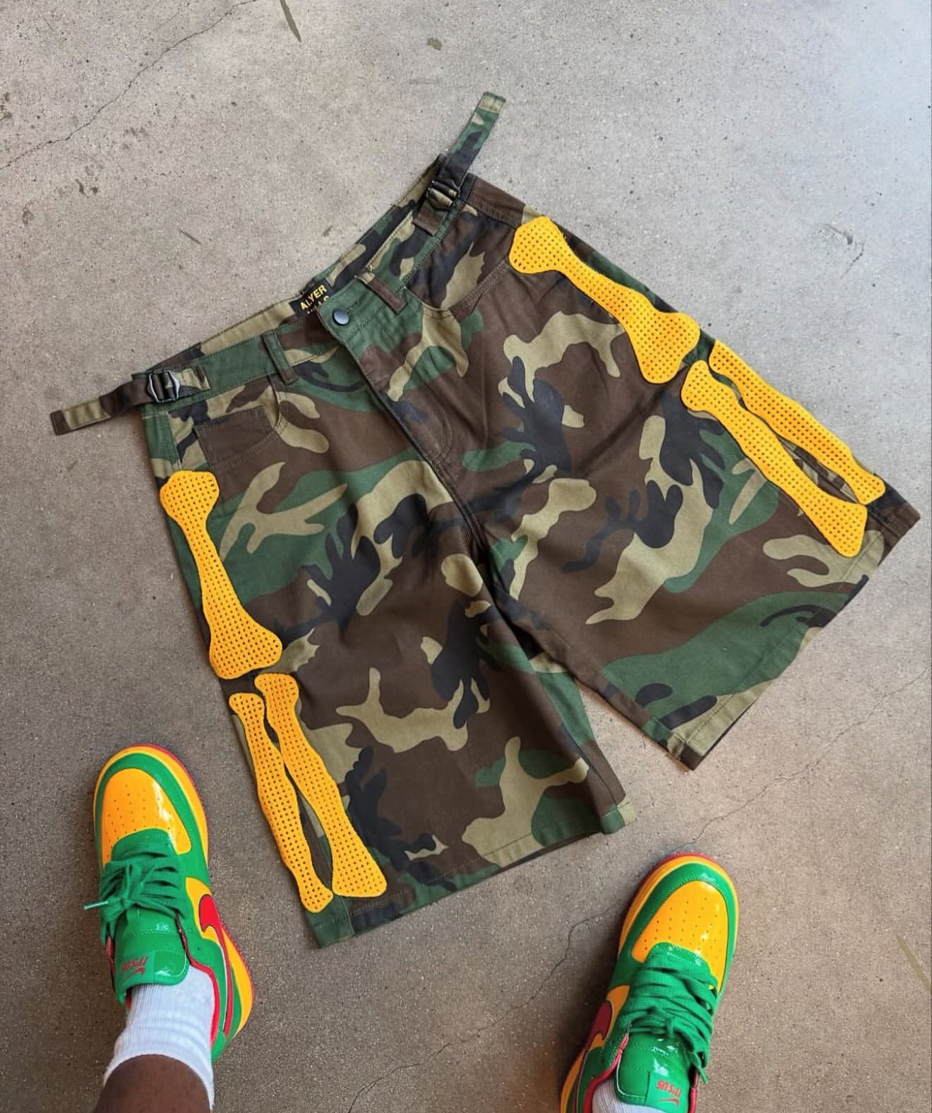 BONE CARGO SHORTS
